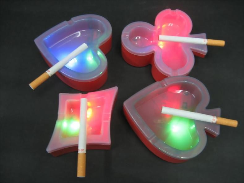 供应扑克烟灰缸，发光用品，闪光礼品